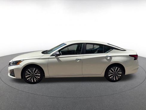 Used 2025 Nissan Altima 2.5 SV FWD image 9