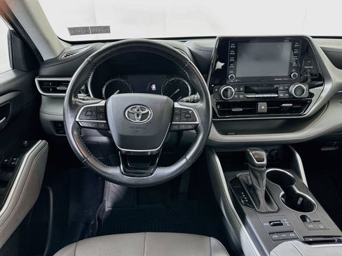 Used 2021 Toyota Highlander XLE AWD/4WD image 26