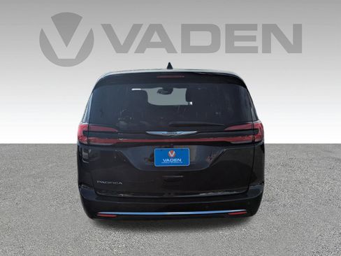 Used 2023 Chrysler Pacifica Touring-L image 28