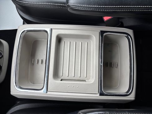 Used 2016 Chrysler Town & Country Touring image 35