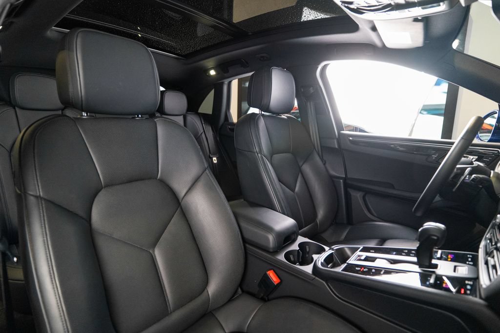 Certified 2025 Porsche Macan AWD/4WD image 17