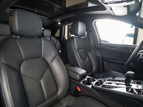 Certified 2025 Porsche Macan AWD/4WD image 17