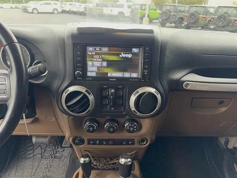Used 2016 Jeep Wrangler Unlimited Rubicon w/ Connectivity Group AWD/4WD image 11