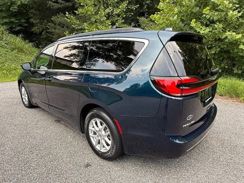 Used 2022 Chrysler Pacifica Touring-L FWD image 8