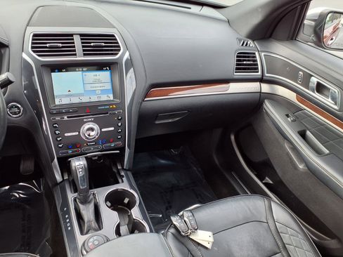 Used 2017 Ford Explorer Platinum AWD/4WD image 3