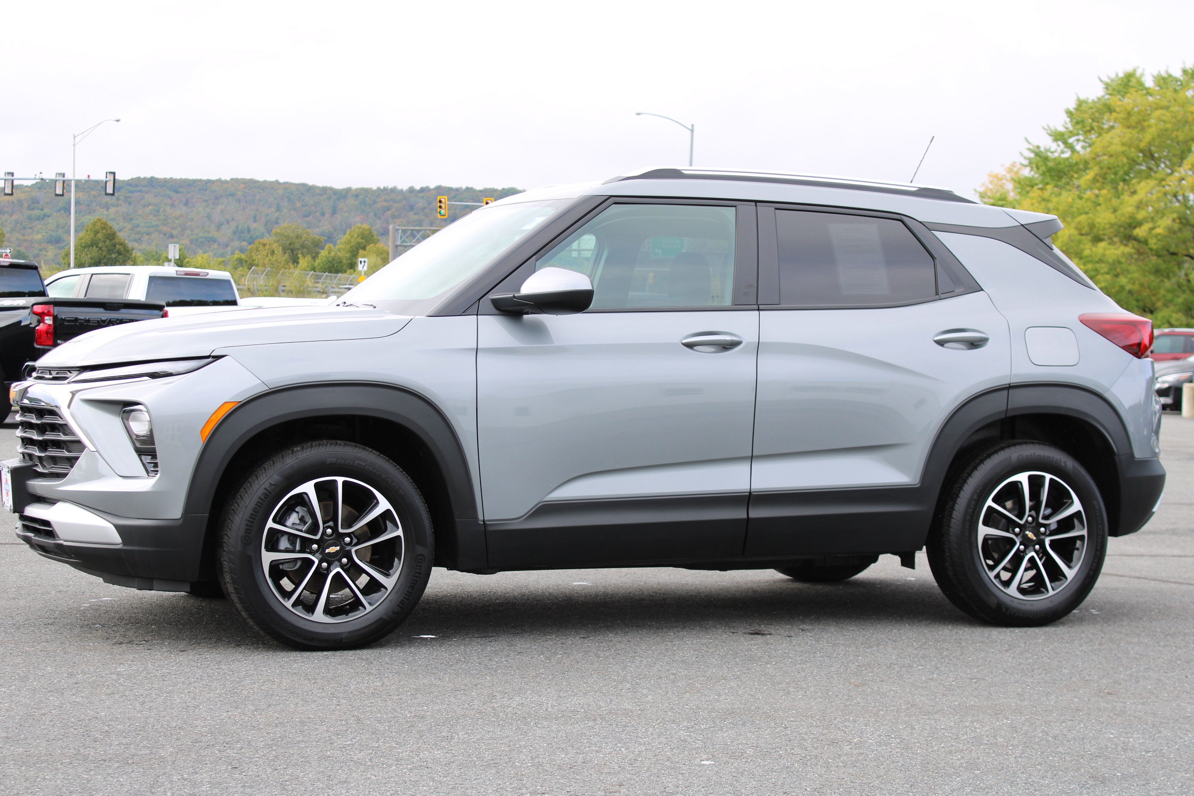 Used 2025 Chevrolet TrailBlazer LT w/ Convenience Package AWD/4WD image 8