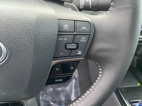 Used 2025 Toyota Camry SE w/ Convenience Package image 19