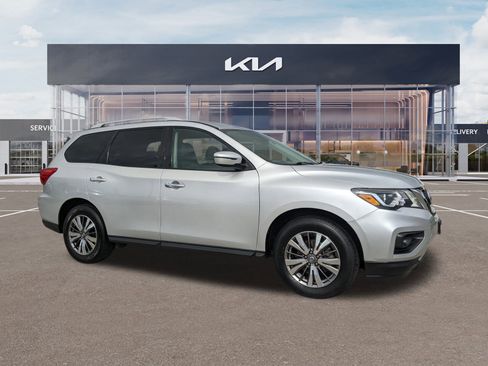 Used 2019 Nissan Pathfinder SV image 1