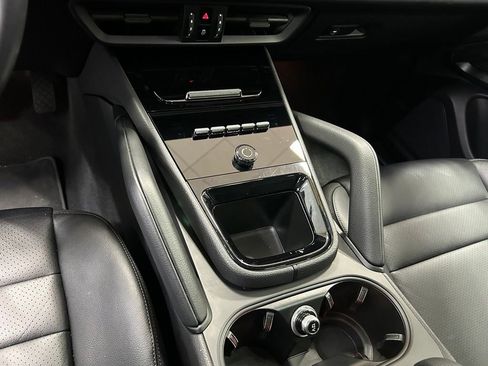 Used 2025 Porsche Cayenne AWD/4WD image 32