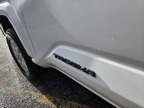 Certified 2025 Toyota Tacoma SR5 AWD/4WD image 22
