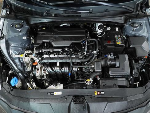 Used 2023 Hyundai Elantra SEL w/ Preferred Accessory Package FWD image 9