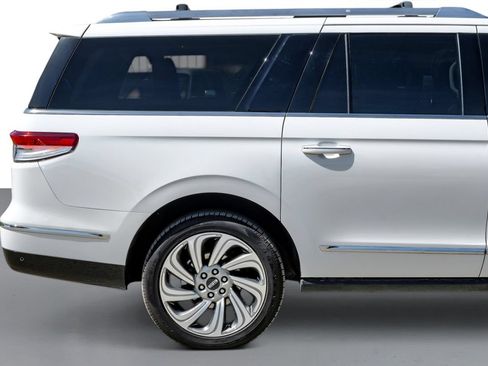 Used 2023 Lincoln Navigator L Reserve AWD/4WD image 6