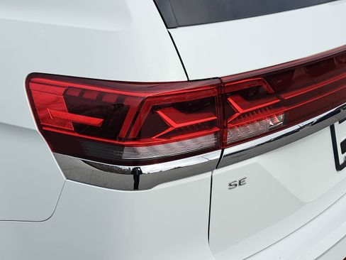 Certified 2025 Volkswagen Atlas SE image 32