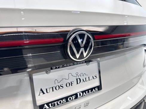 Used 2025 Volkswagen Taos SE w/ Panoramic Sunroof Package FWD image 21