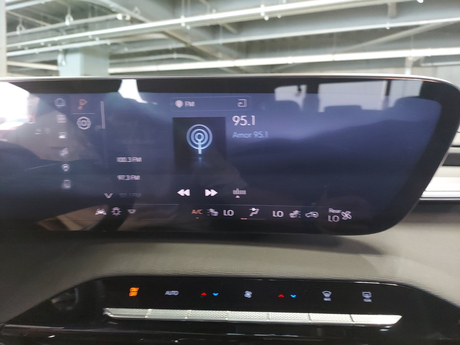 Used 2025 Buick Enclave Sport Touring w/ Power Package FWD image 17