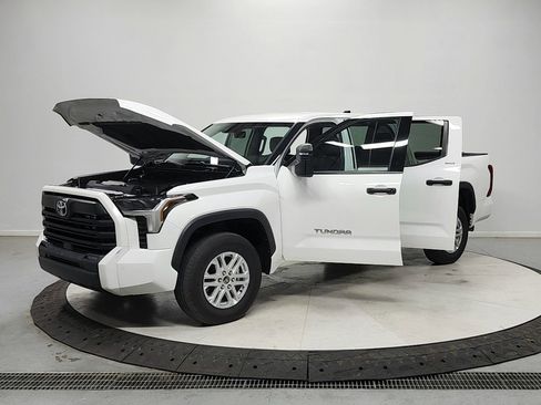 Used 2022 Toyota Tundra SR5 w/ SR5 Convenience Package AWD/4WD image 11
