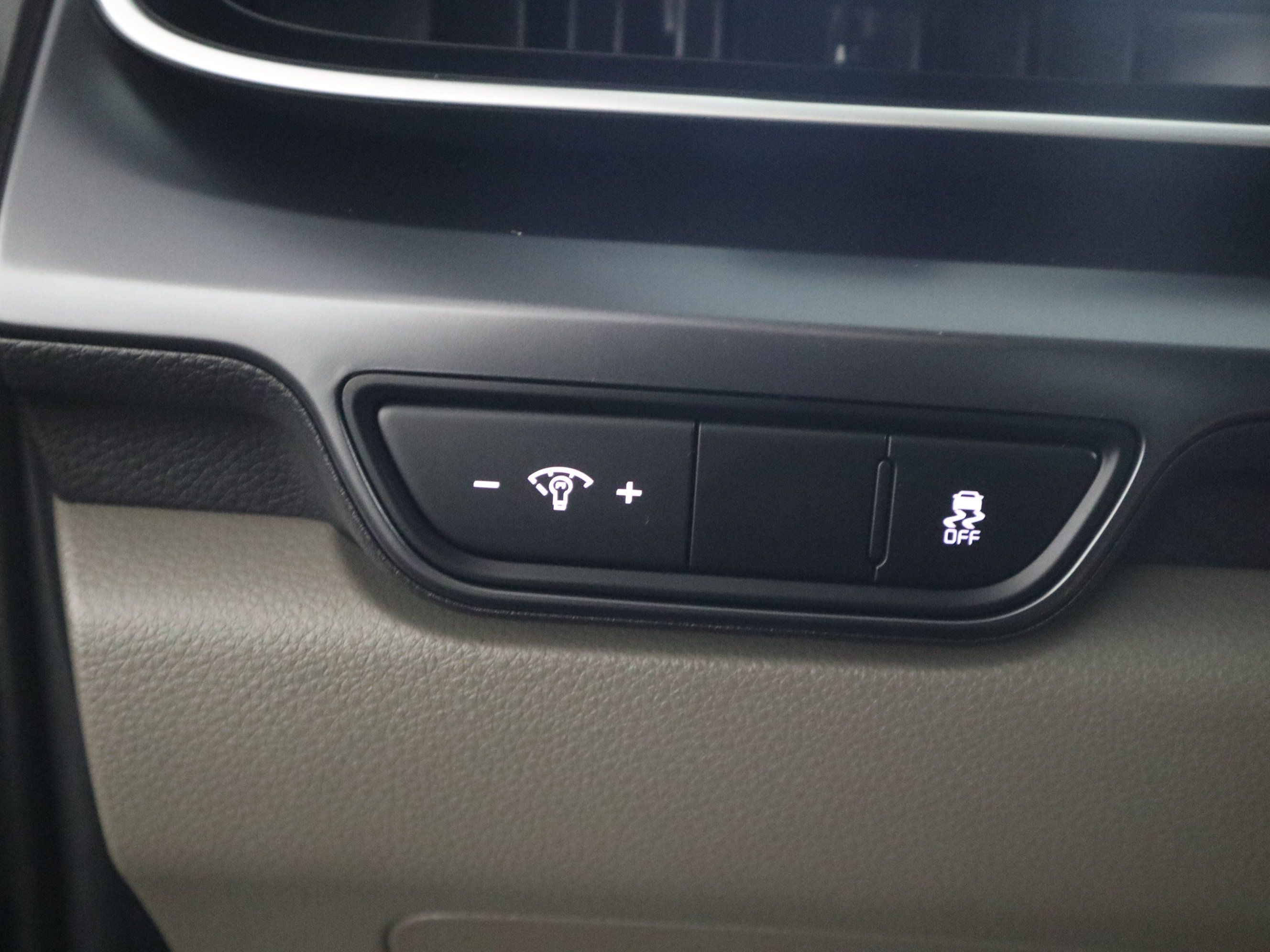 Used 2025 Kia Carnival FWD image 29