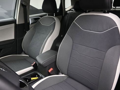 Used 2025 Volkswagen Taos SE image 15