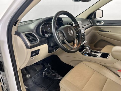 Used 2022 Jeep Grand Cherokee Laredo E AWD/4WD image 9