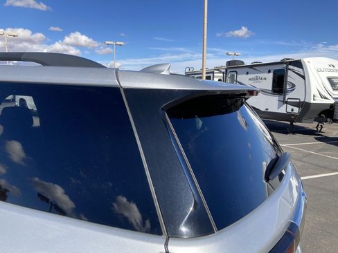 Used 2022 Chevrolet Traverse LT image 8