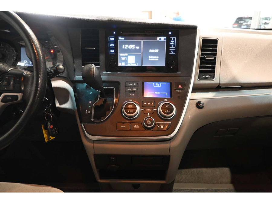 Used 2017 Toyota Sienna LE FWD image 23