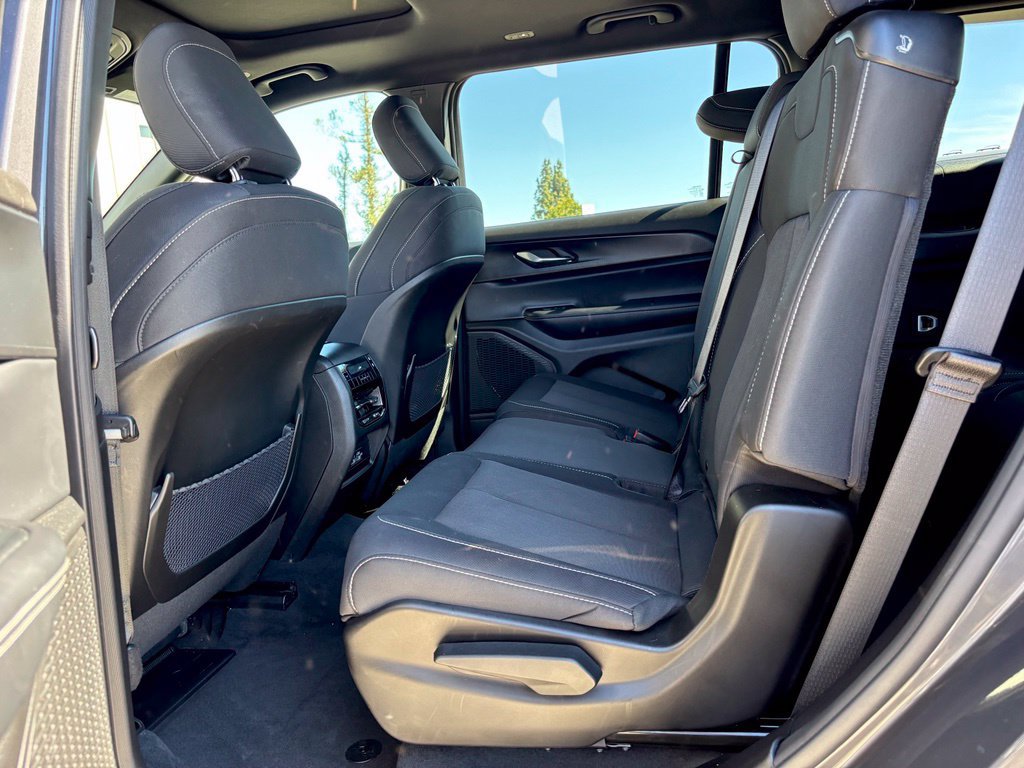 Used 2025 Jeep Grand Cherokee L Laredo RWD image 10