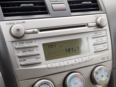 Used 2011 Toyota Camry LE image 16