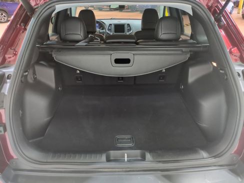 Used 2019 Jeep Cherokee Trailhawk AWD/4WD image 12