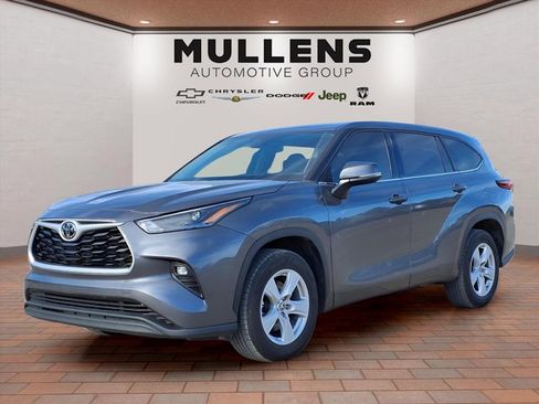 Used 2022 Toyota Highlander LE image 1