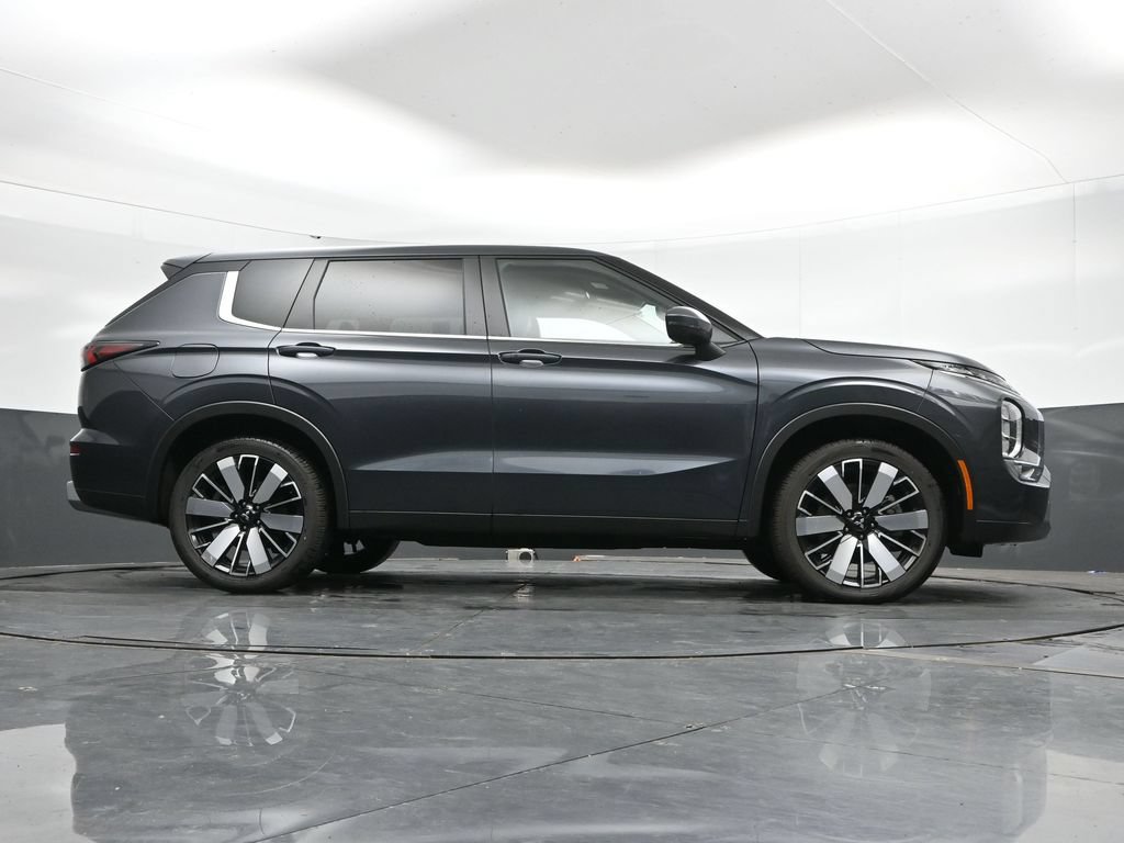 Used 2025 Mitsubishi Outlander AWD image 41