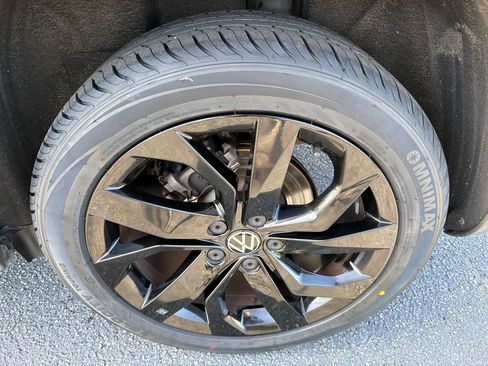 Used 2023 Volkswagen Taos SE w/ Panoramic Sunroof Package image 19