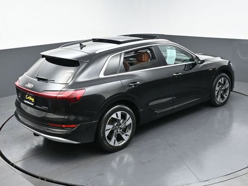 Used 2022 Audi e-tron Premium Plus w/ Premium Plus Package image 39