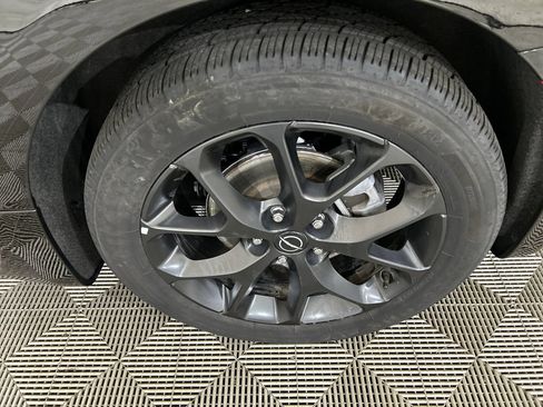 Used 2025 Chrysler Pacifica Limited FWD image 10