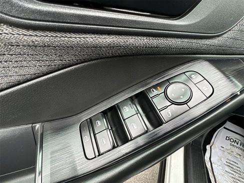 Used 2023 Nissan Rogue S image 5