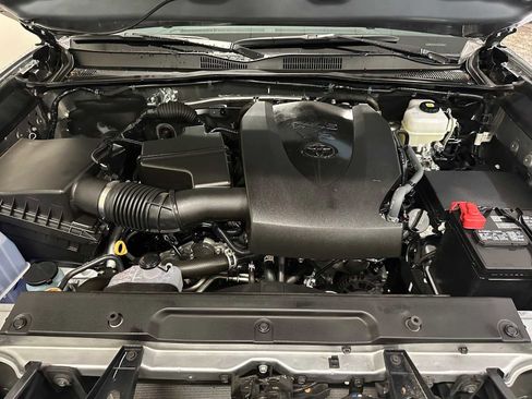 Certified 2023 Toyota Tacoma TRD Off-Road image 9