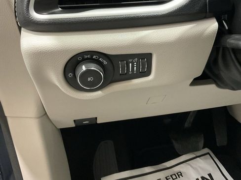 Used 2021 Chrysler Pacifica Touring-L image 8