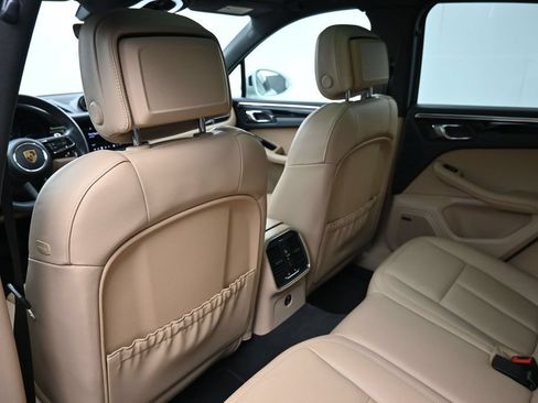 Certified 2025 Porsche Macan AWD/4WD image 8