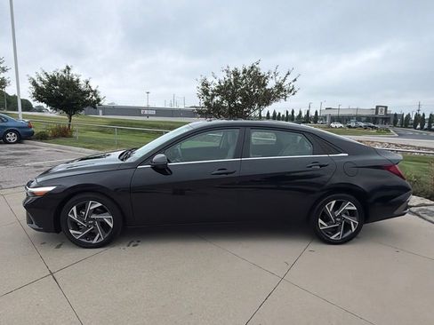 Used 2024 Hyundai Elantra Limited FWD image 5