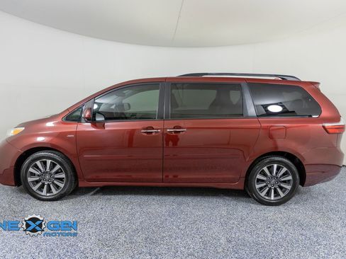Used 2019 Toyota Sienna XLE w/ XLE Navigation Package AWD/4WD image 4
