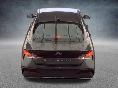 Used 2024 Hyundai Elantra SEL FWD image 2