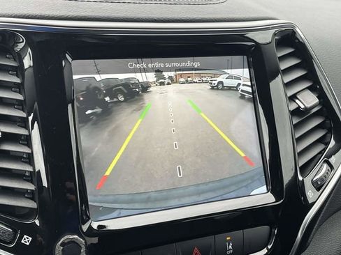 Used 2021 Jeep Cherokee Limited image 31