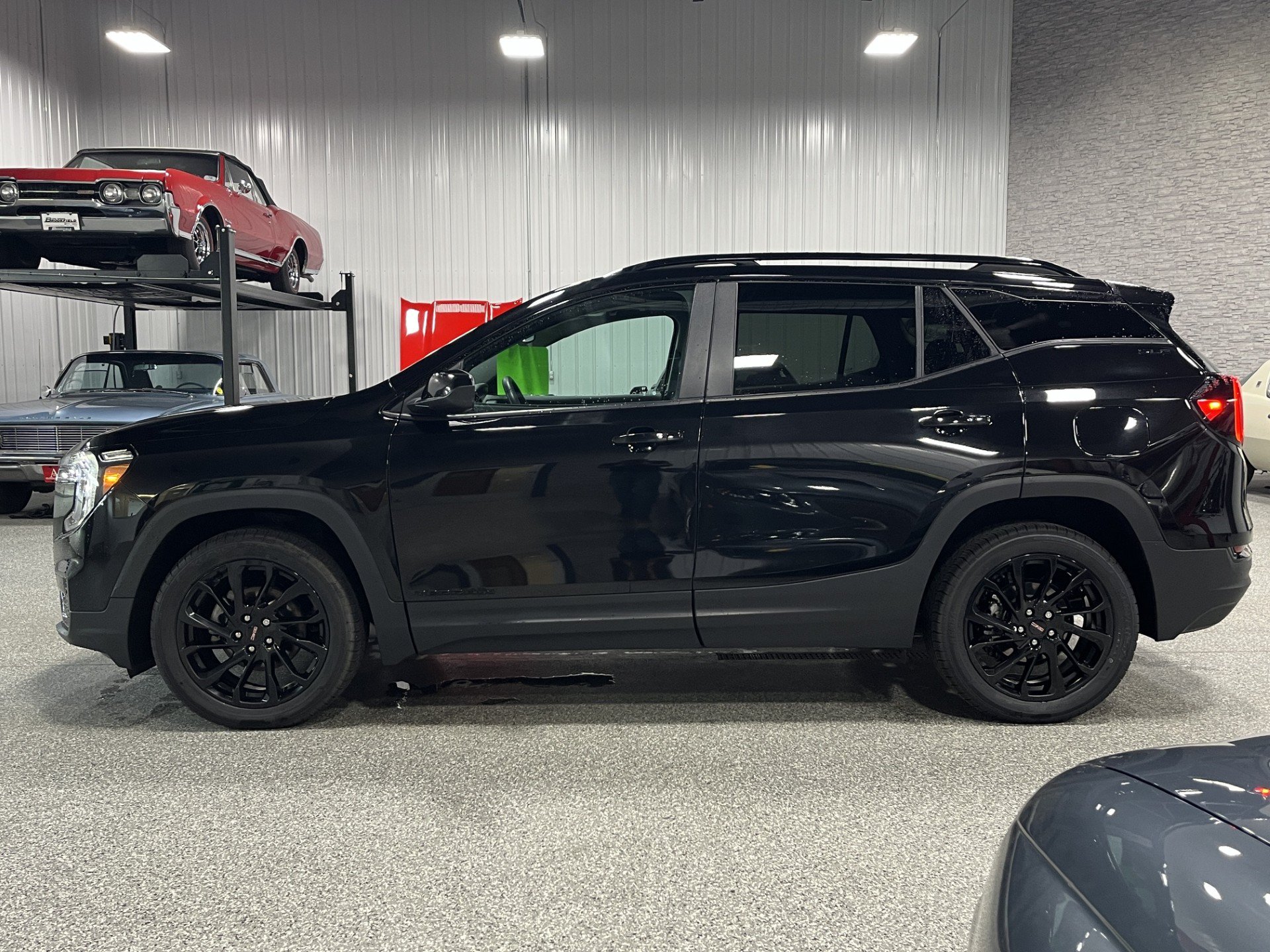 Certified 2023 GMC Terrain SLE w/ Driver Convenience Package AWD/4WD image 2