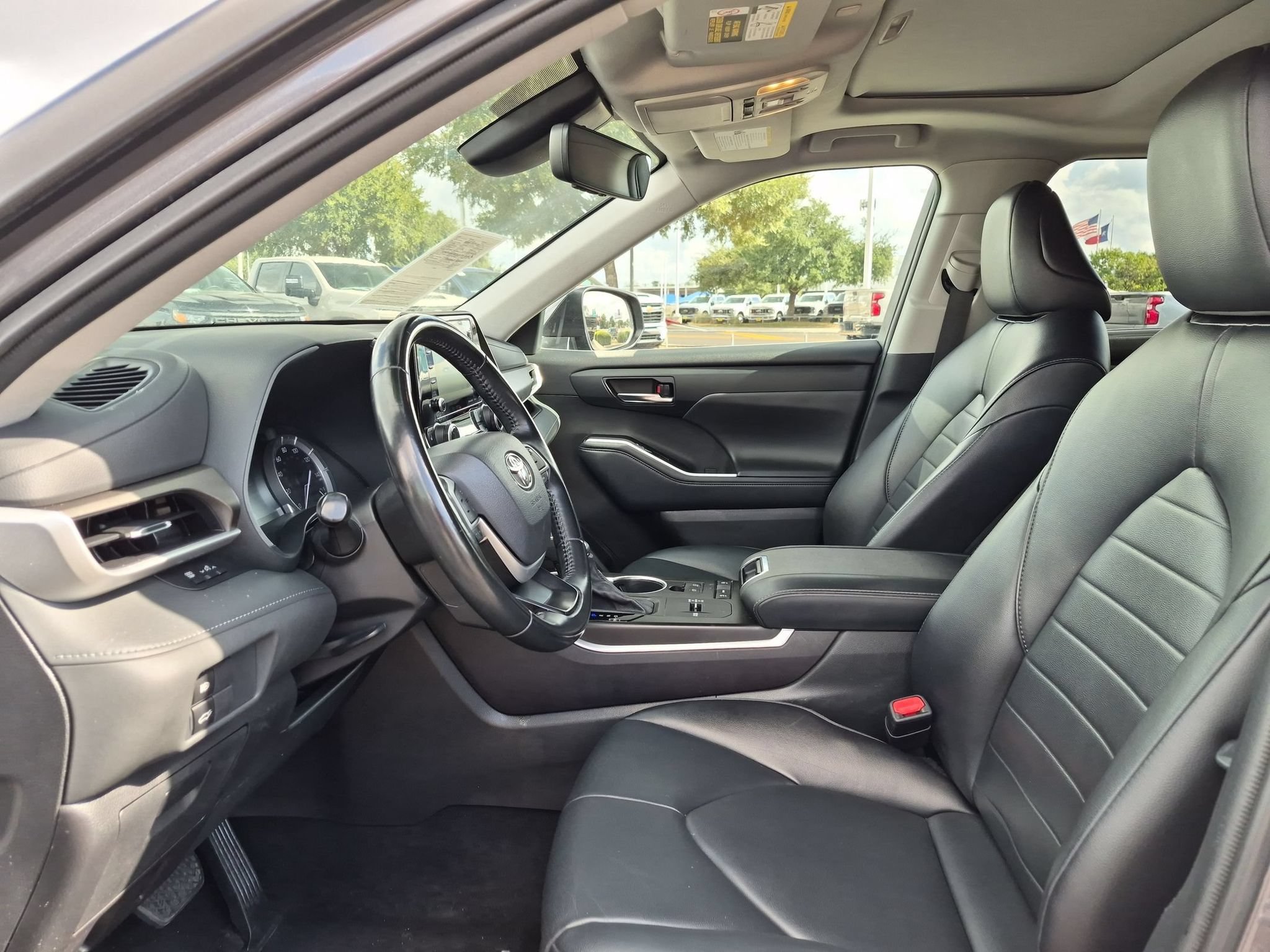 Used 2022 Toyota Highlander XLE FWD image 9