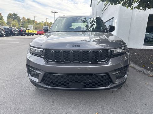 New 2025 Jeep Grand Cherokee Altitude image 9