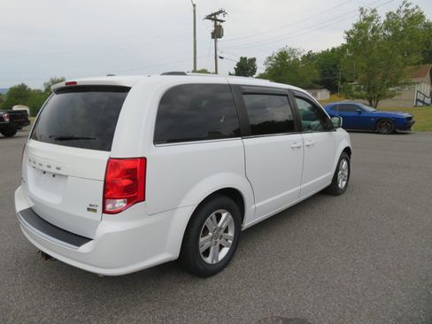 Used 2018 Dodge Grand Caravan SXT image 3