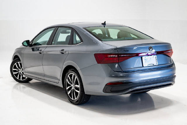 Used 2025 Volkswagen Jetta SE FWD image 32