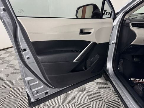 Used 2024 Toyota Corolla Cross L image 10