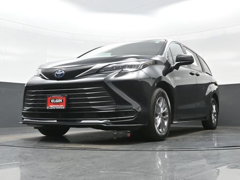 Used 2025 Toyota Sienna LE FWD image 29