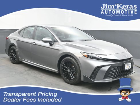 Used 2025 Toyota Camry SE FWD image 1