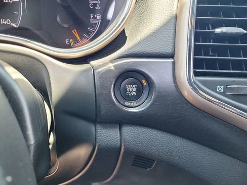 Used 2016 Jeep Grand Cherokee Laredo image 17